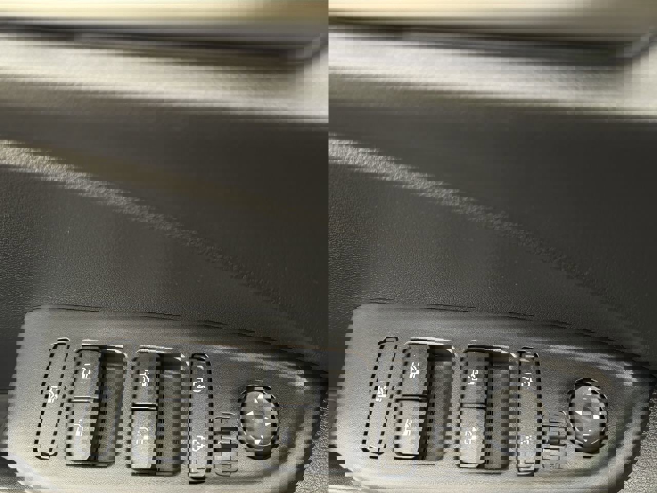 Certified 2024 Hyundai Venue SEL FWD image 12