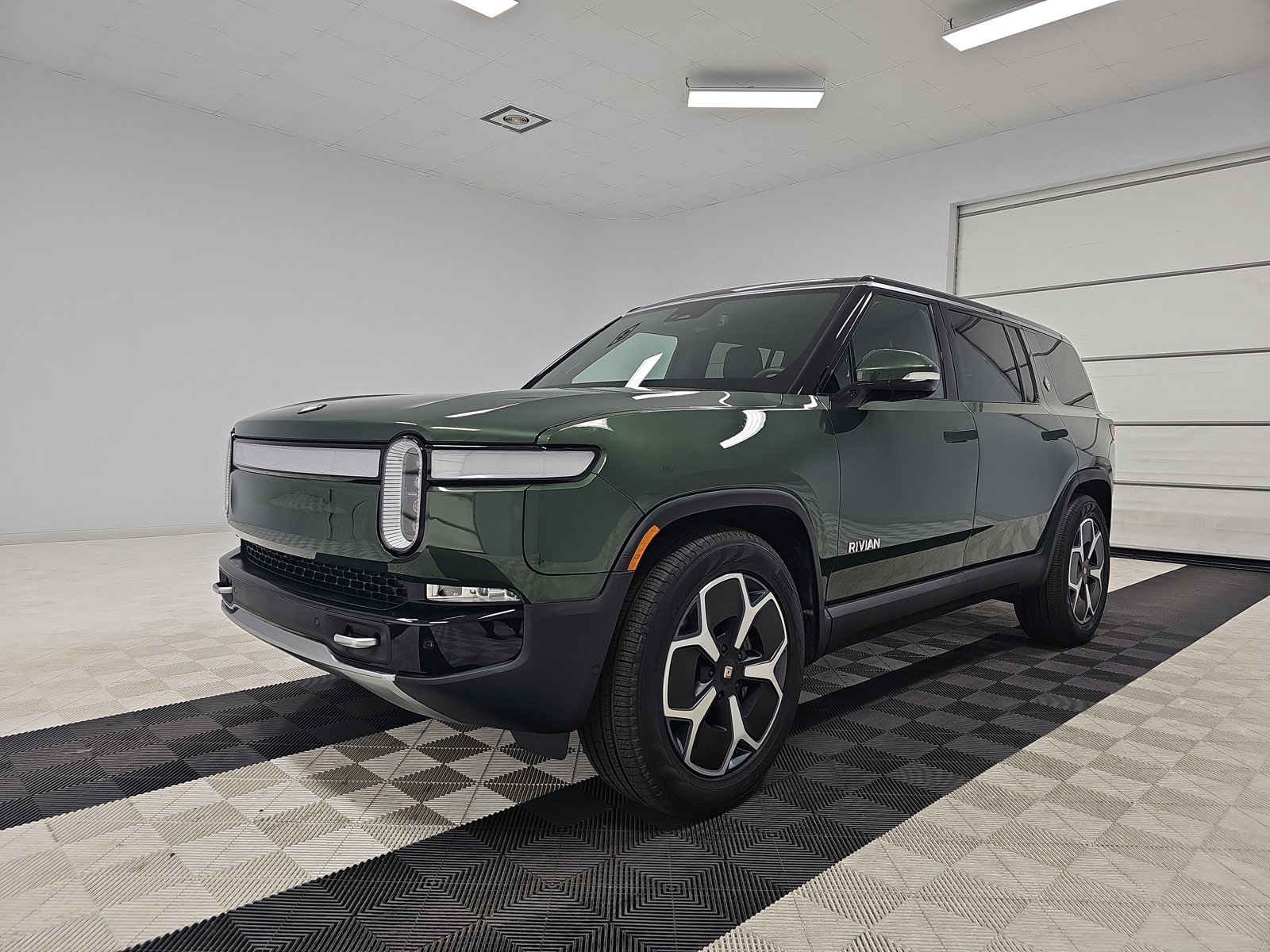 Used 2023 Rivian R1S Adventure AWD/4WD image 1
