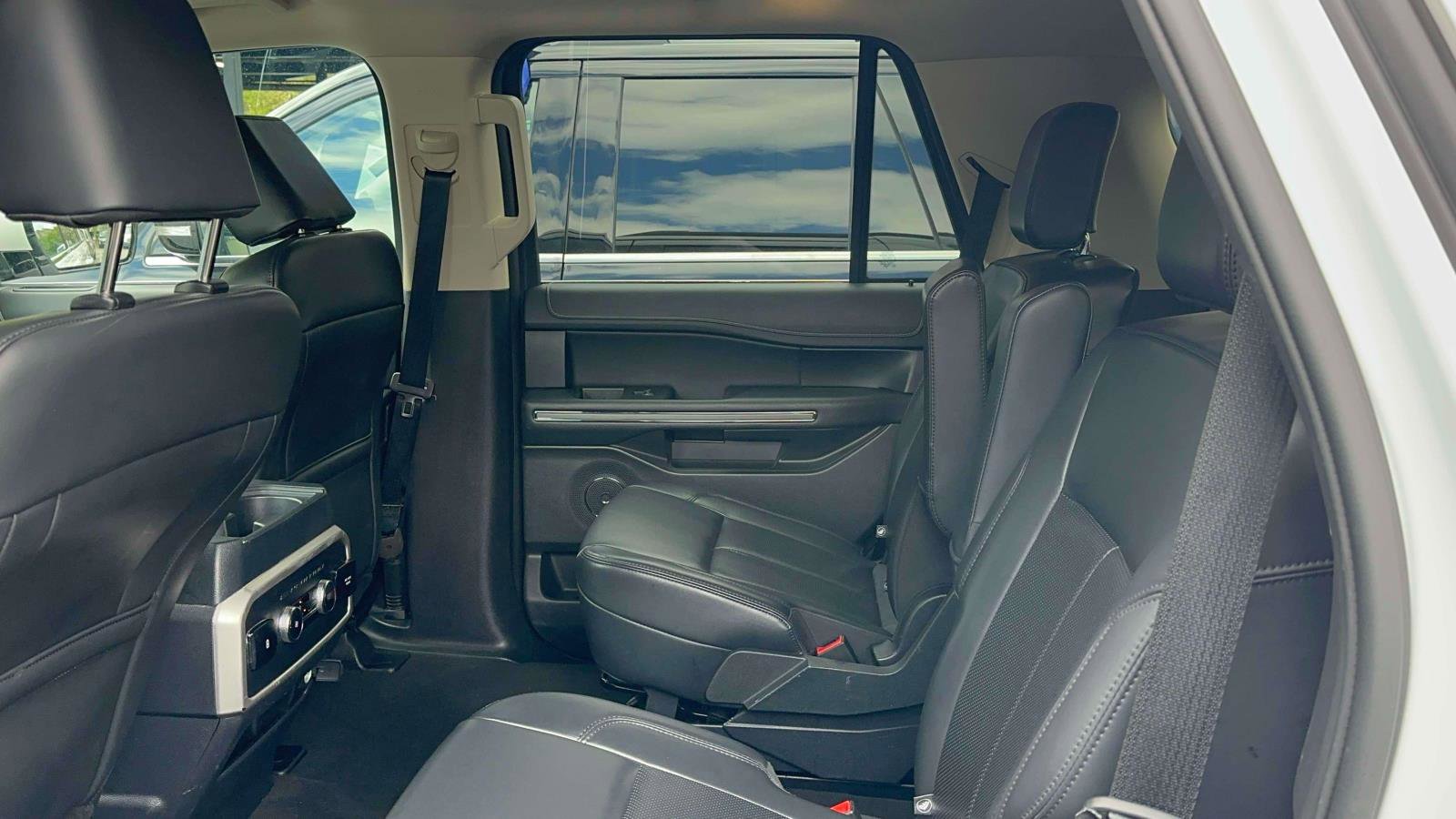 Used 2024 Ford Expedition XLT image 11