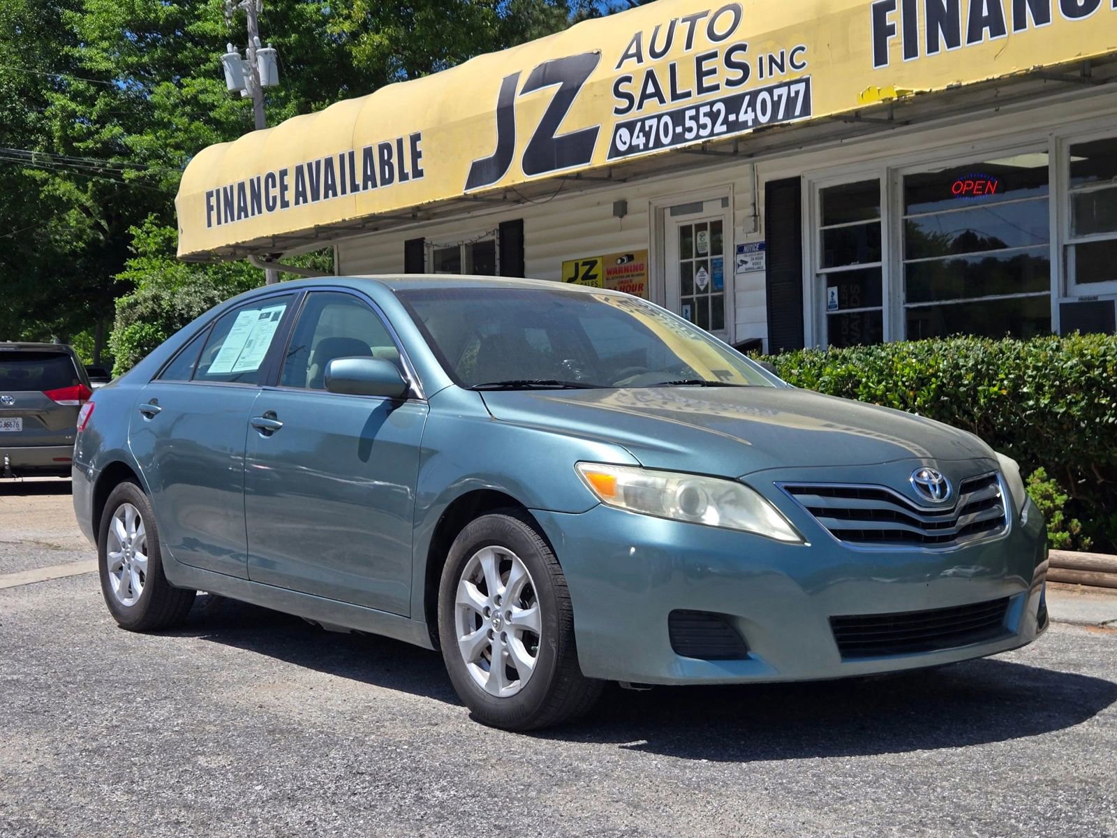 Used 2011 Toyota Camry LE image 1
