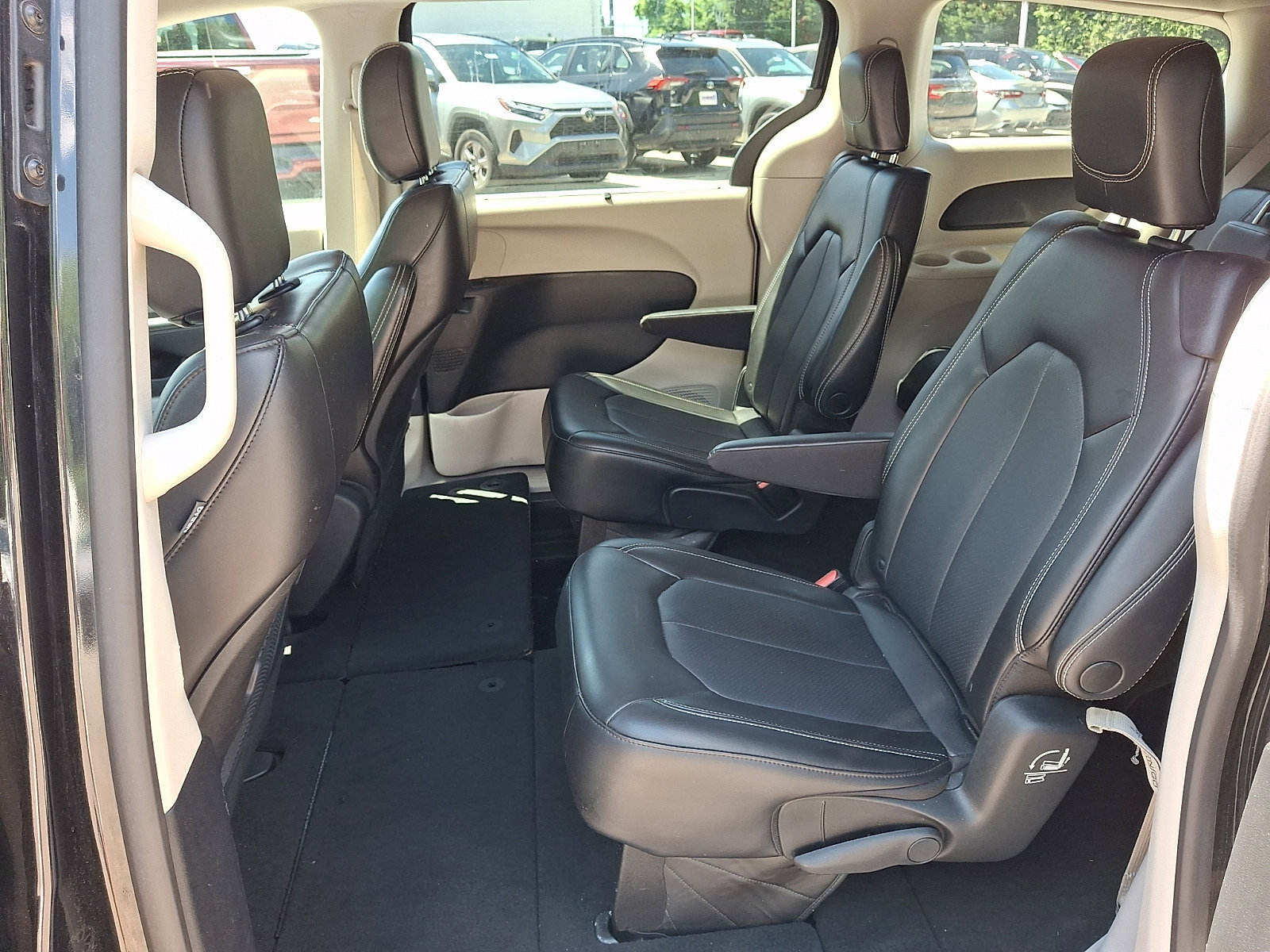 Used 2023 Chrysler Pacifica Touring-L FWD image 11