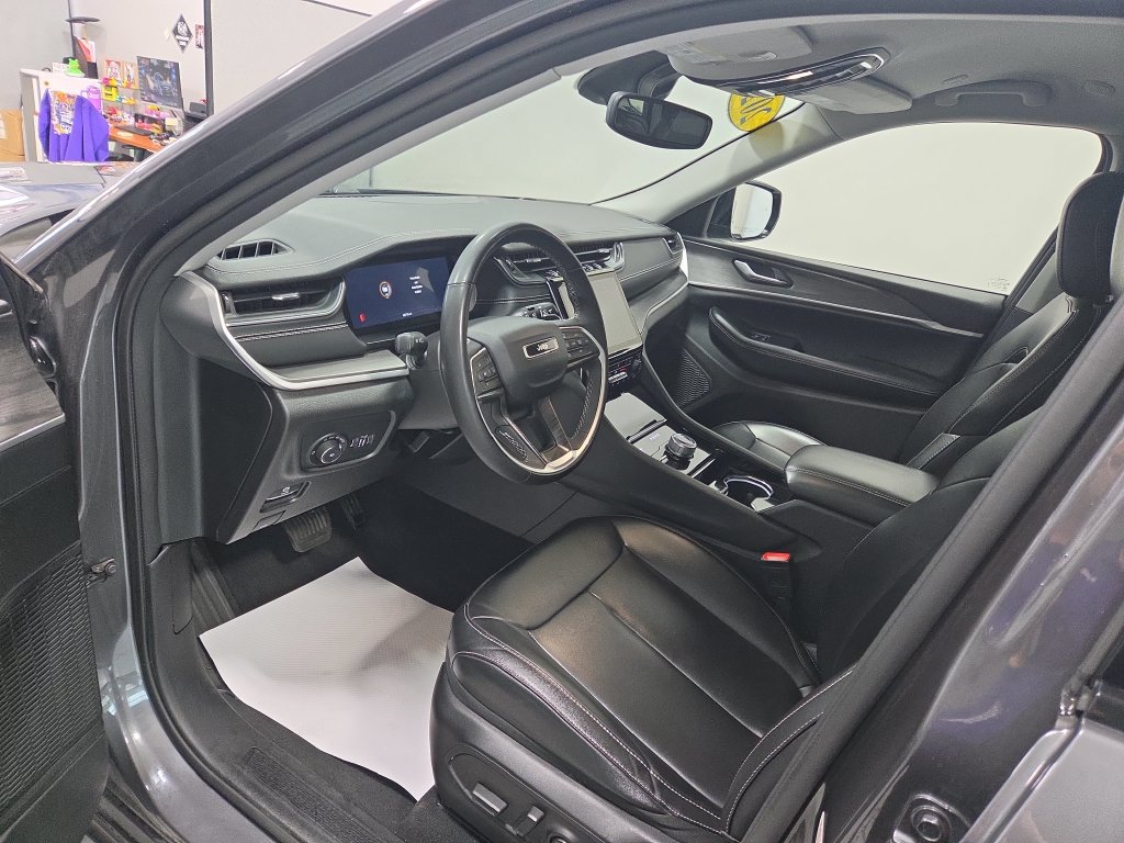 Used 2023 Jeep Grand Cherokee L Limited AWD/4WD image 28