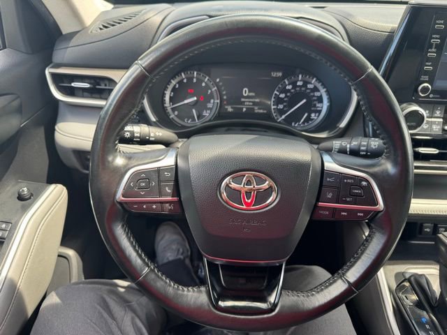 Used 2021 Toyota Highlander XLE AWD/4WD image 18