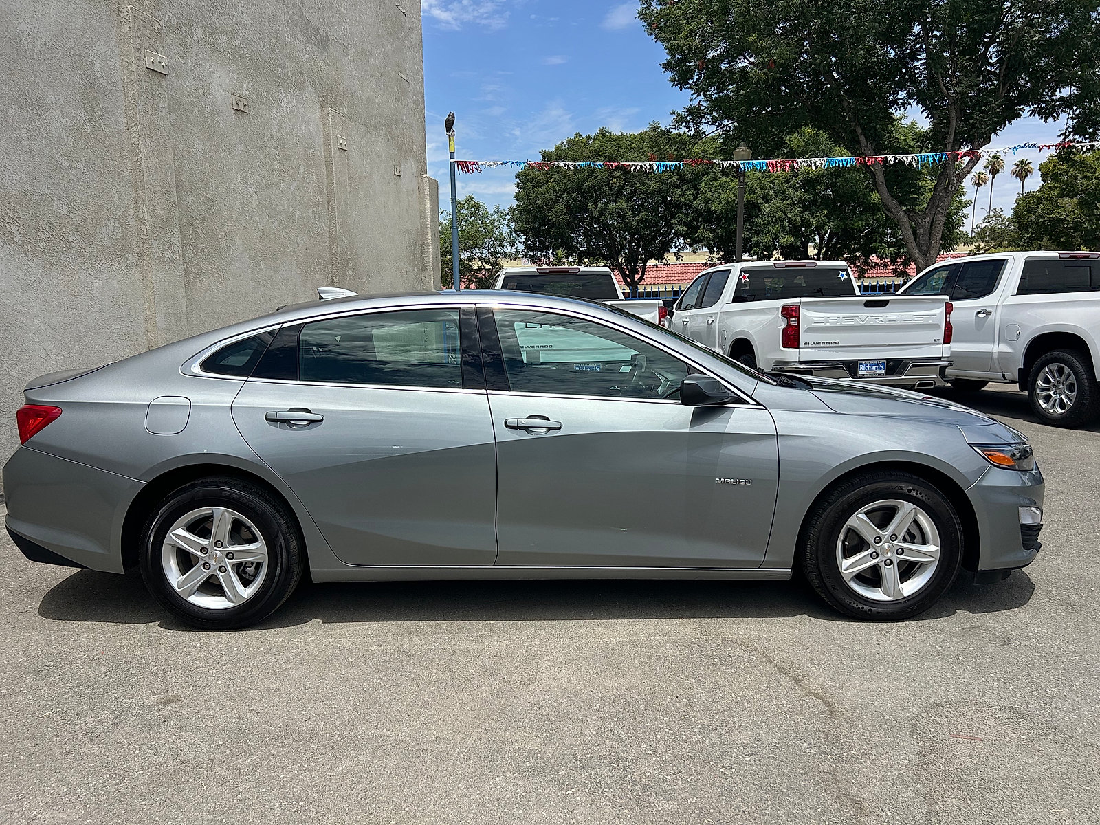 Used 2024 Chevrolet Malibu LT FWD image 2