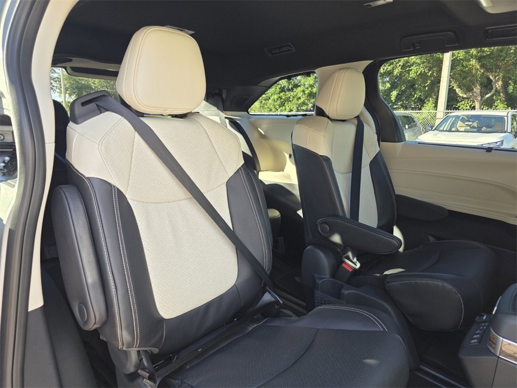 New 2025 Toyota Sienna Platinum image 18