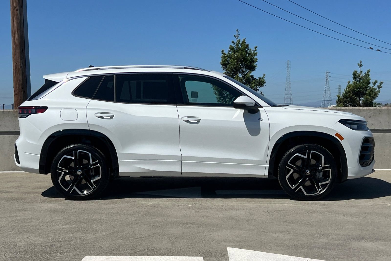 New 2026 Volkswagen Tiguan SEL R-Line AWD/4WD image 3