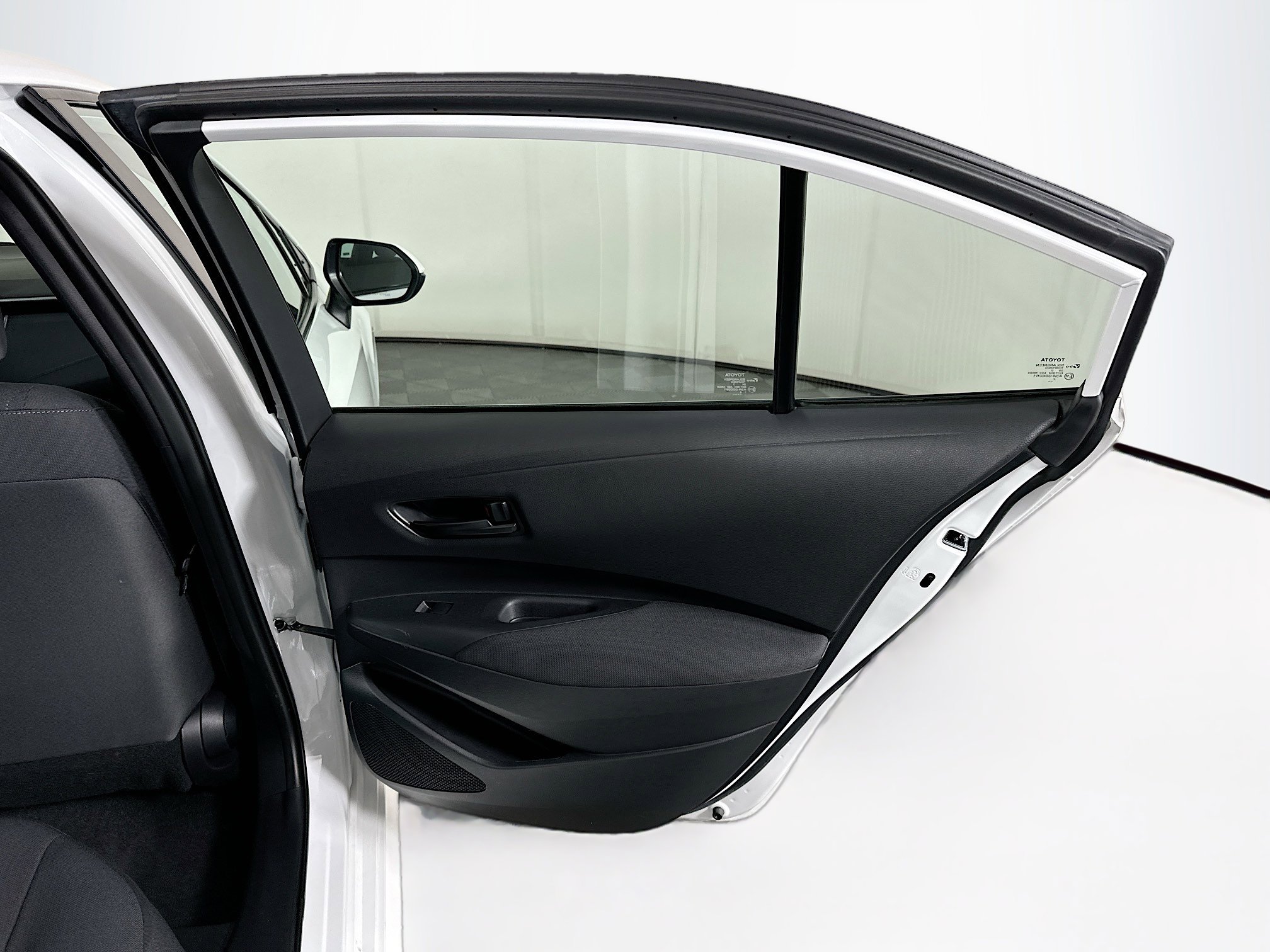 Used 2023 Toyota Corolla LE w/ Carpet Mat Package (TMS) image 27