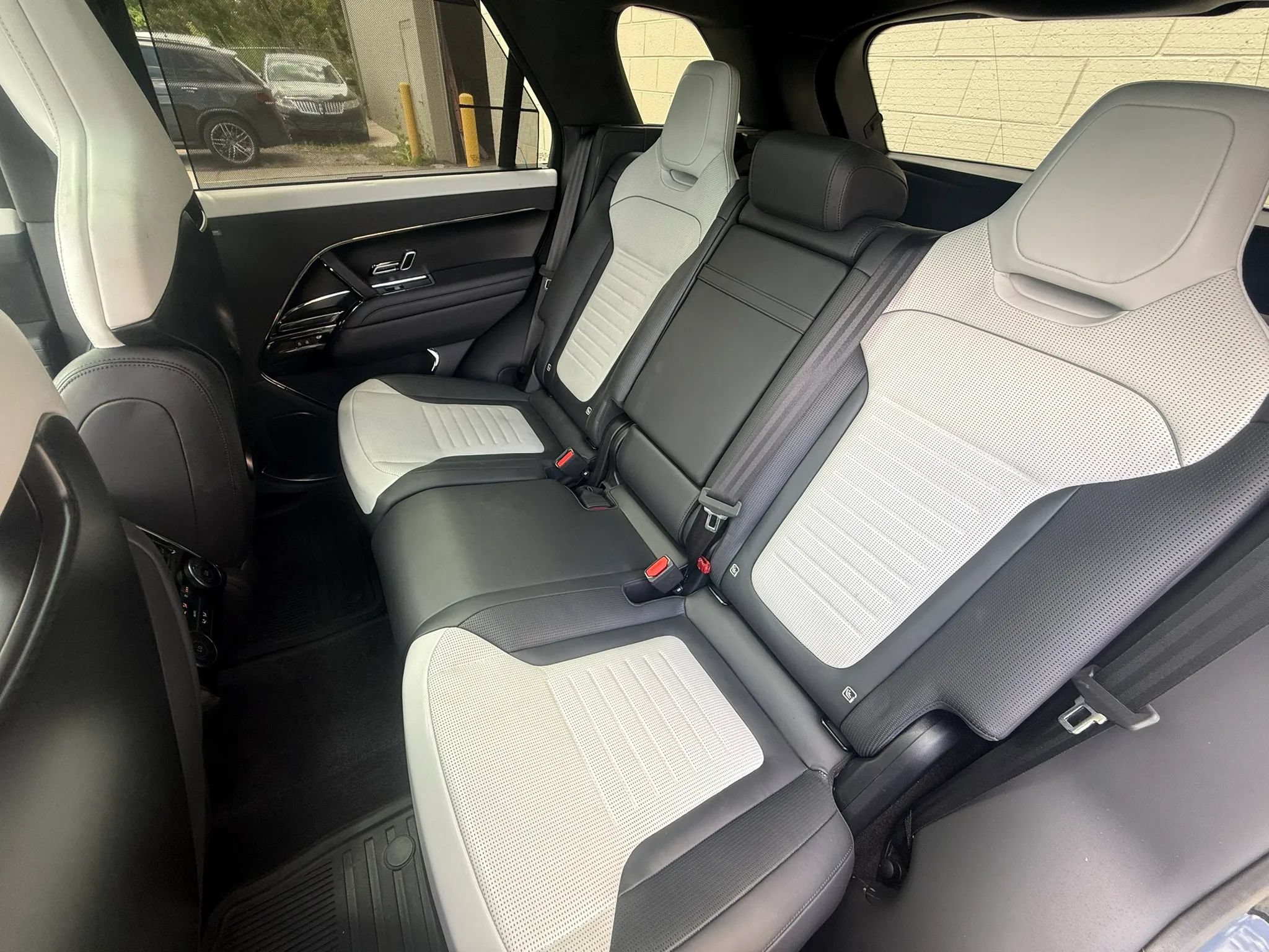 Used 2024 Land Rover Range Rover Sport AWD/4WD image 32