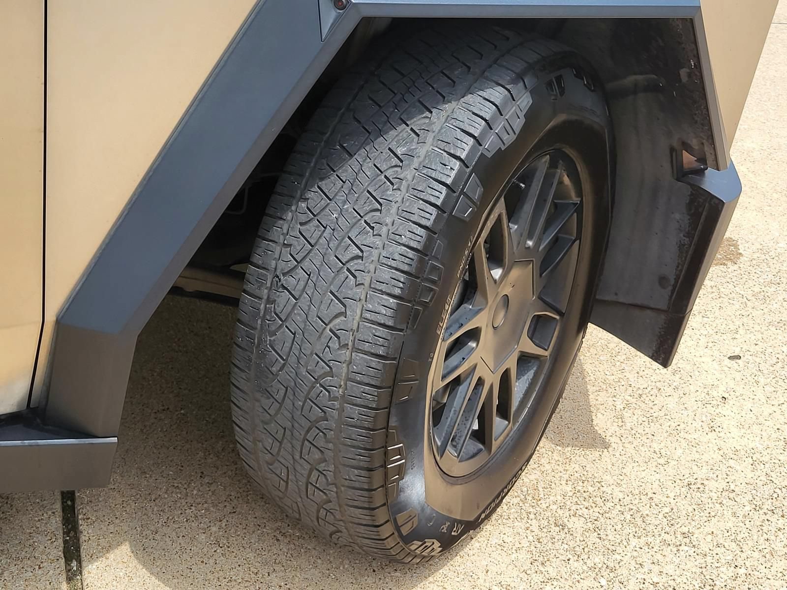 Used 2024 Tesla Cybertruck AWD Crew Cab image 6