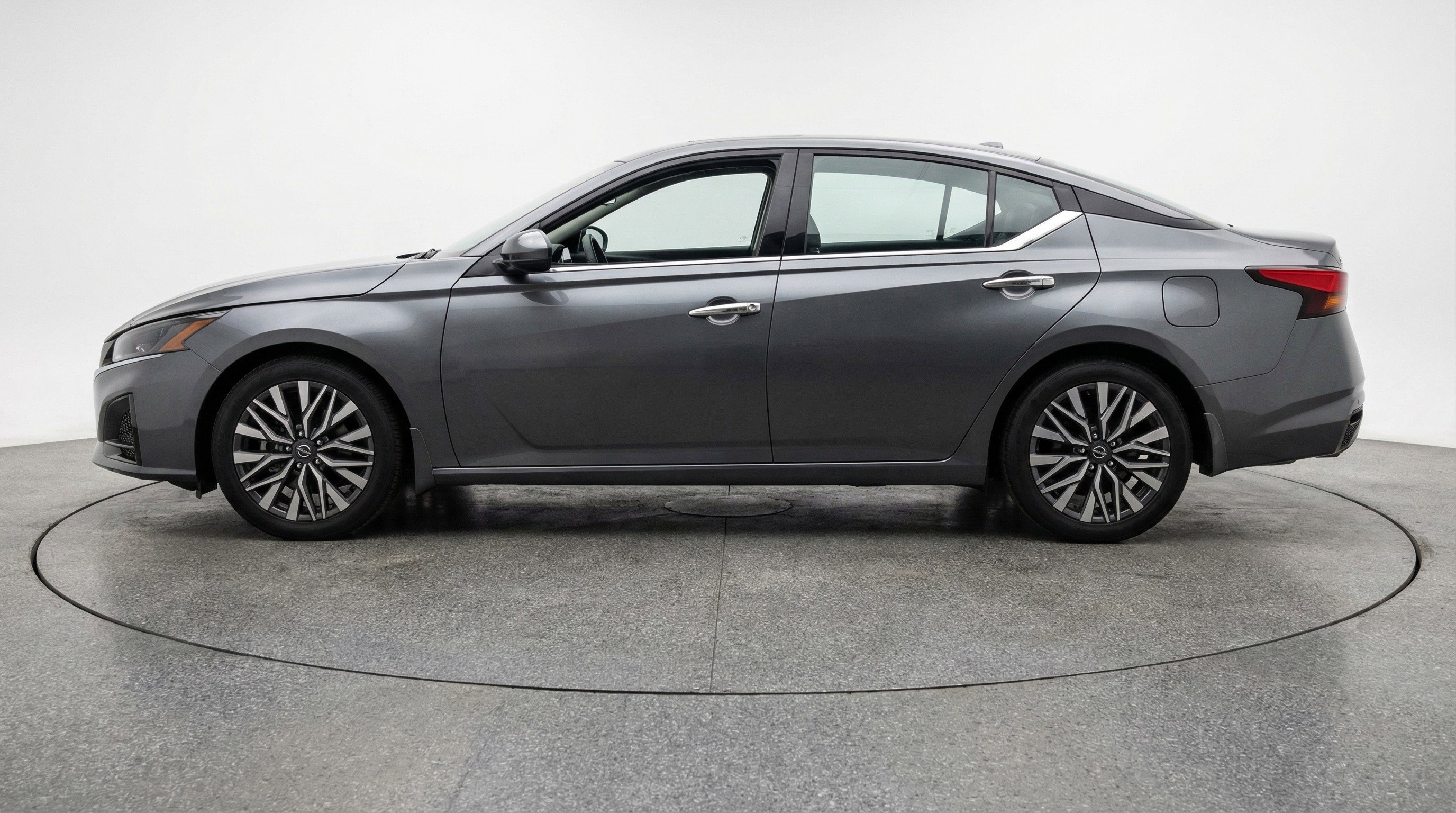 Used 2025 Nissan Altima 2.5 SV image 5