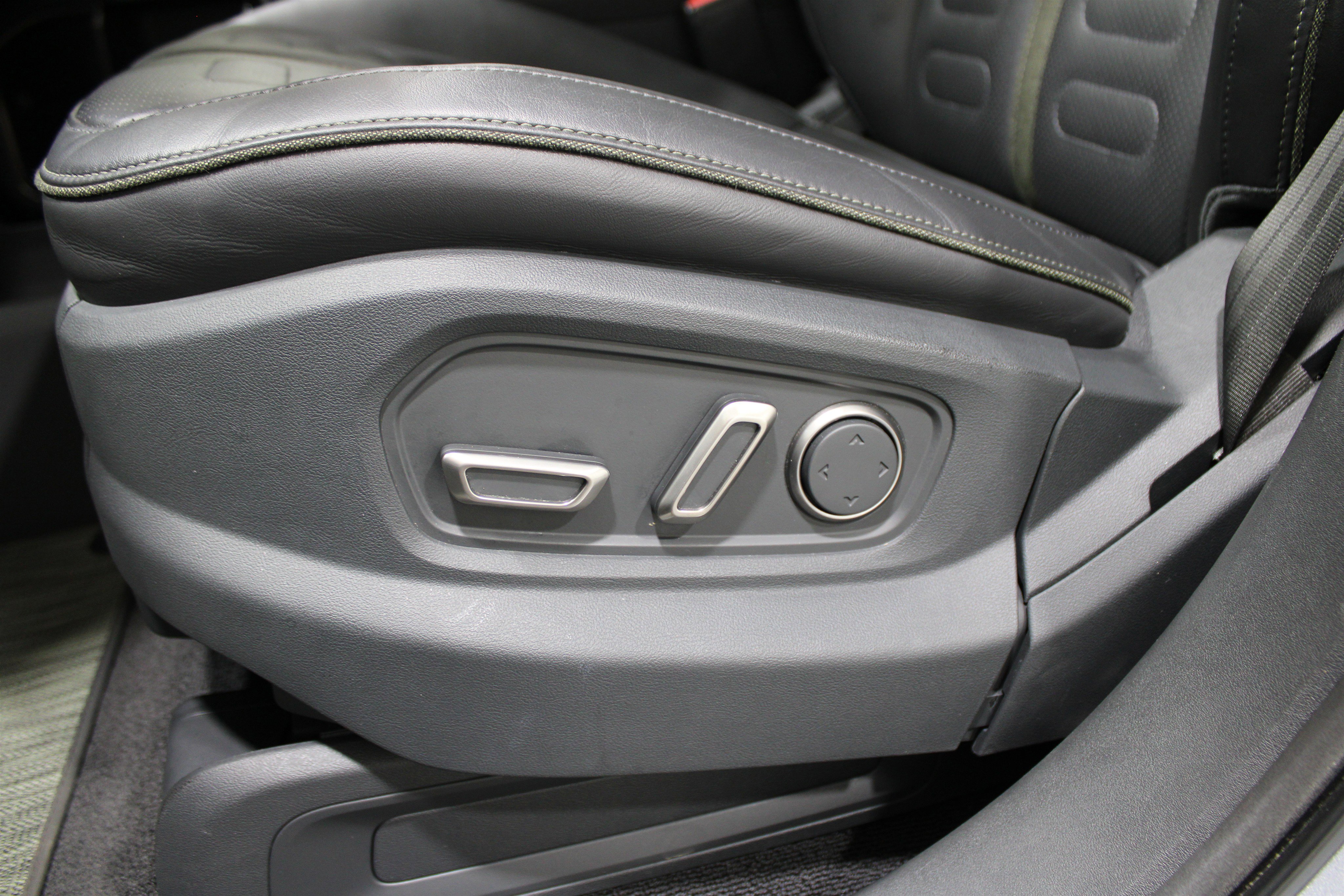 Used 2023 Rivian R1S Adventure image 4