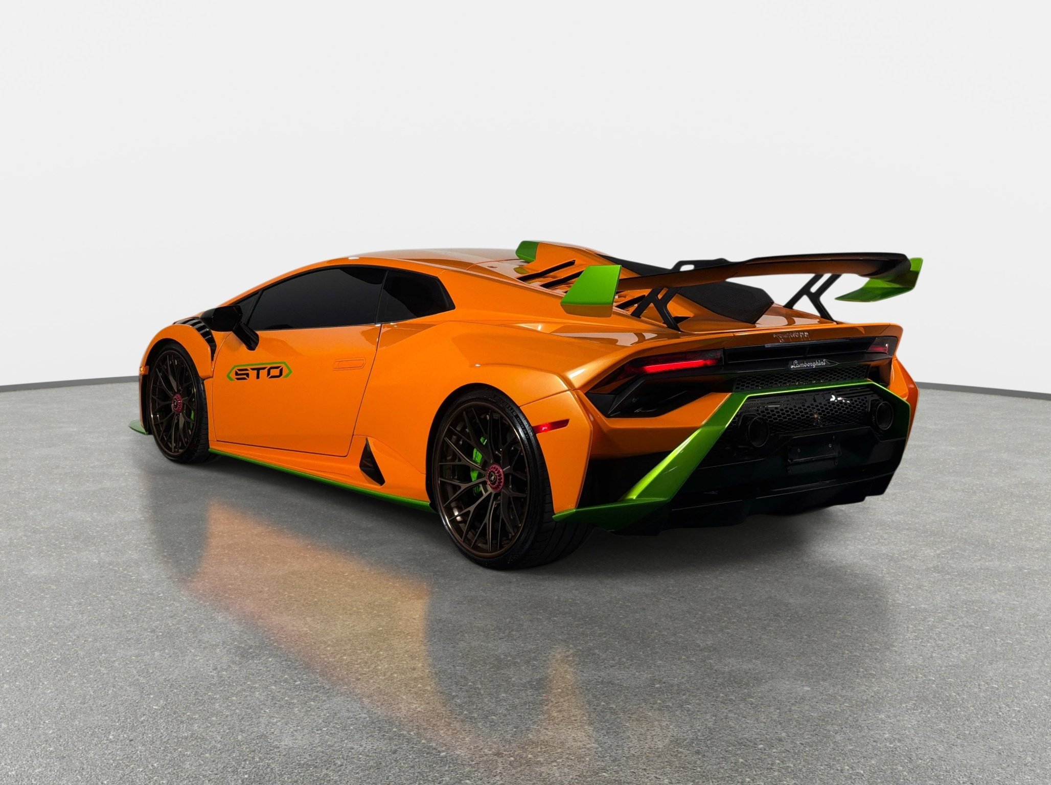 Used 2022 Lamborghini Huracan STO RWD image 14