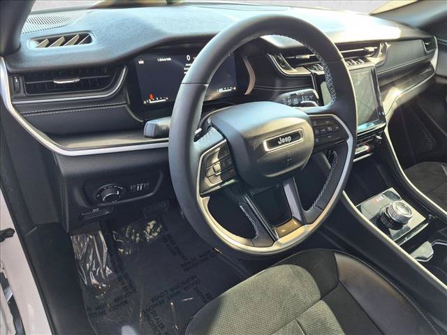 Used 2023 Jeep Grand Cherokee Altitude AWD/4WD image 13