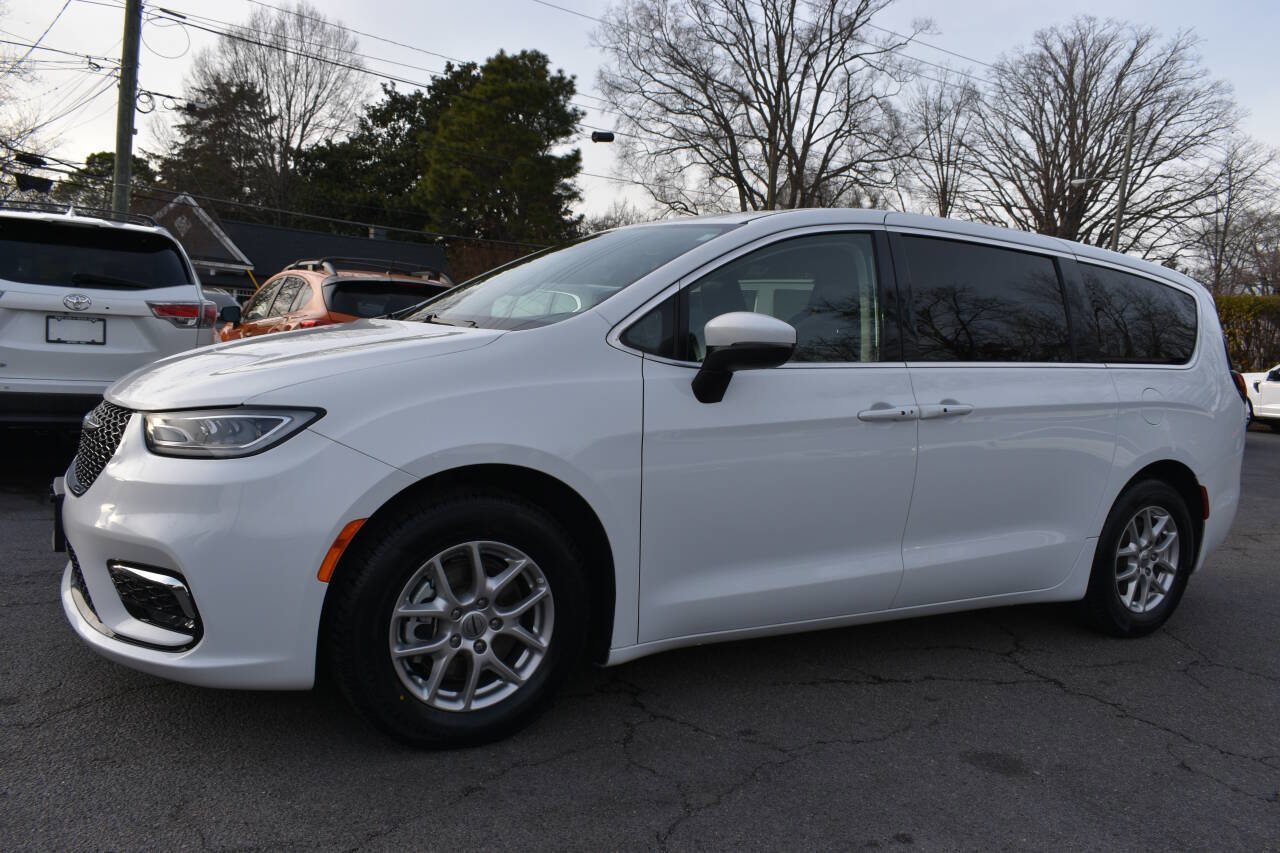 Used 2023 Chrysler Pacifica Touring-L image 2