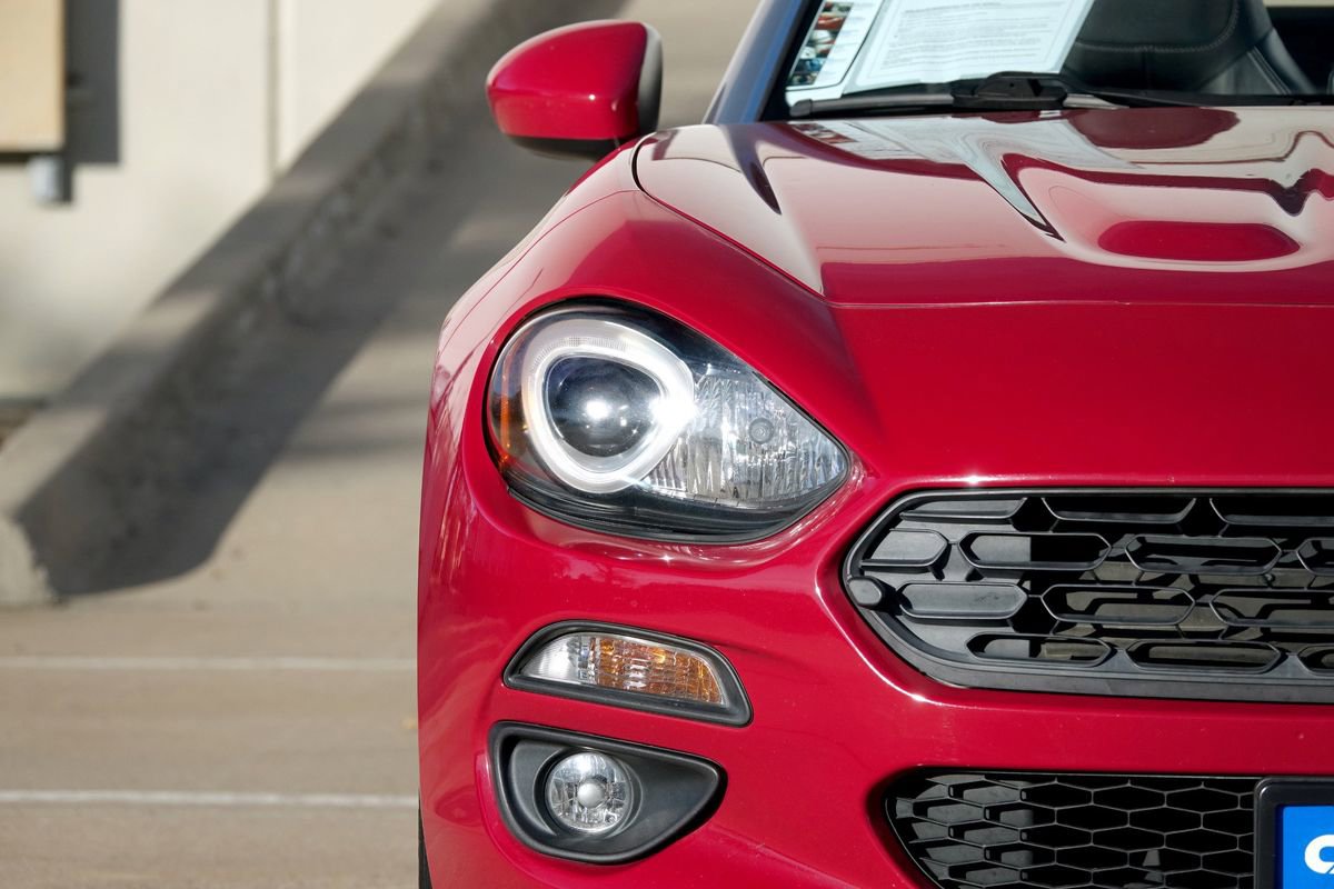 Used 2018 FIAT 124 Spider Lusso w/ Navigation & Sound Group image 16