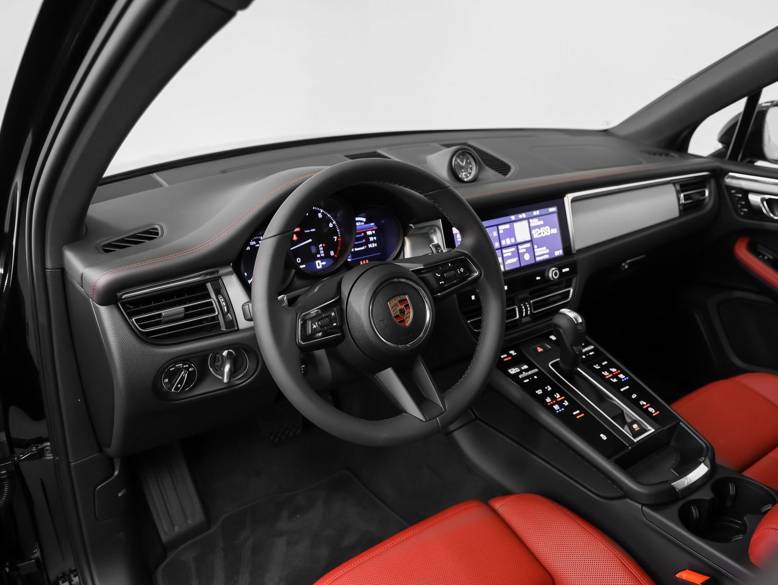 Used 2025 Porsche Macan image 4