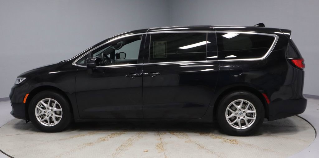 Used 2025 Chrysler Pacifica Select image 8
