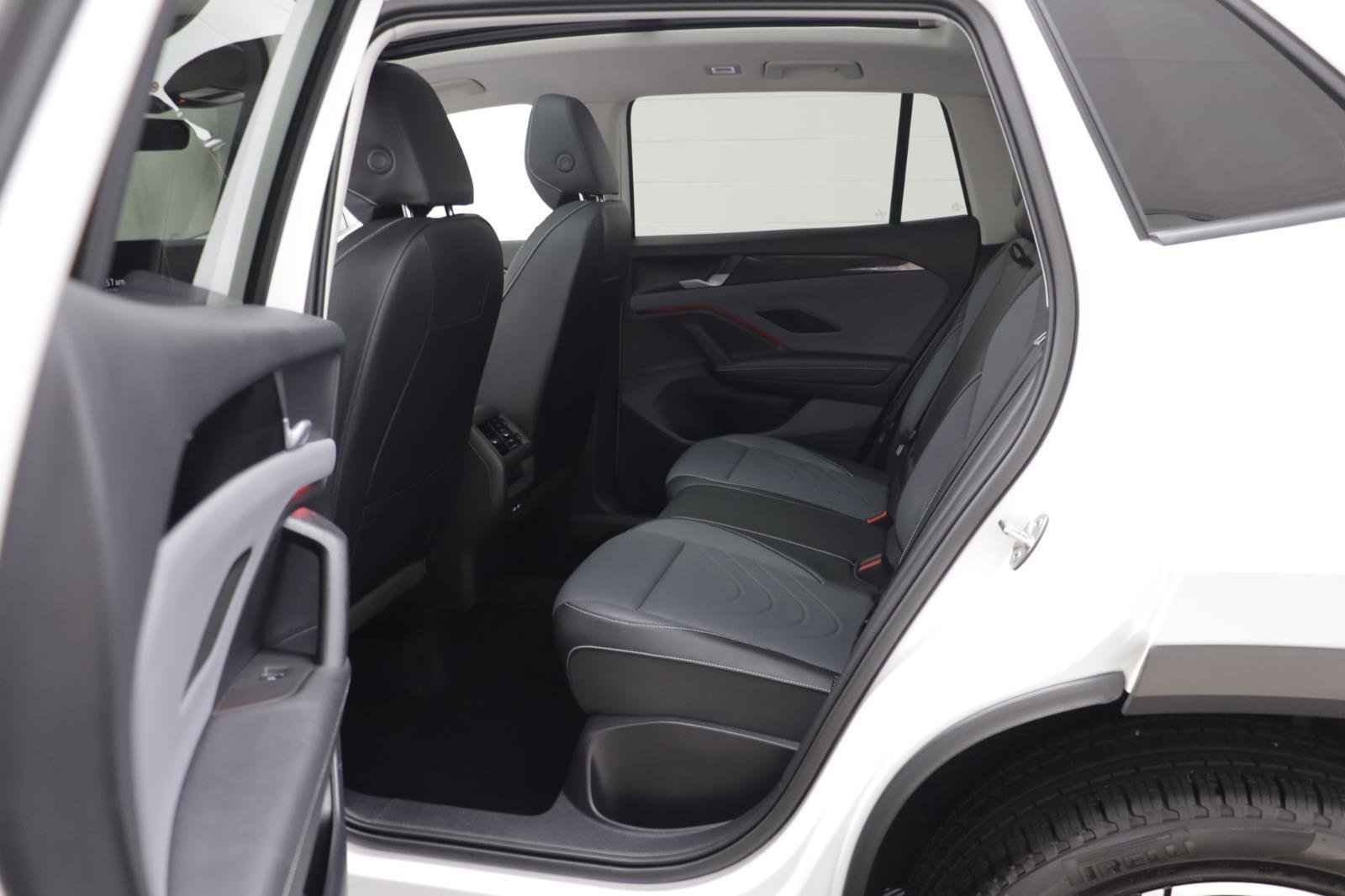 Used 2025 Volkswagen Tiguan SE w/ Panoramic Sunroof Package image 13
