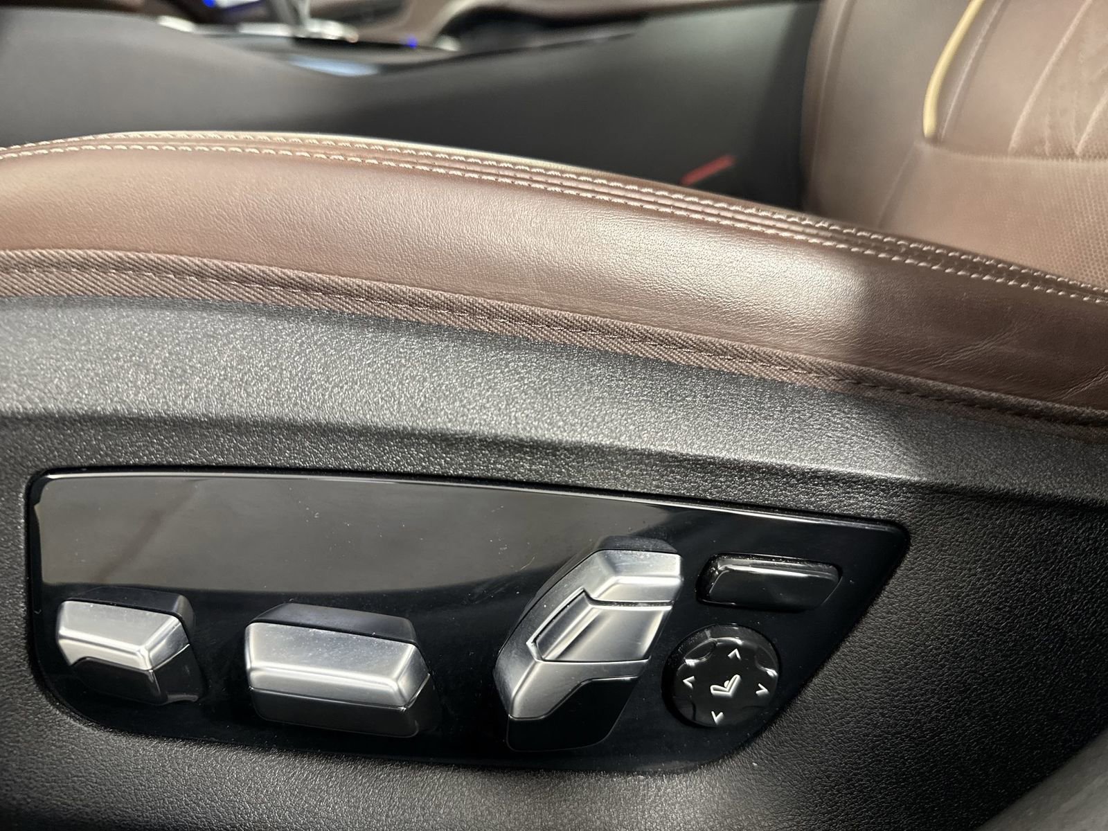 Used 2022 BMW 540i xDrive w/ Premium Package image 21