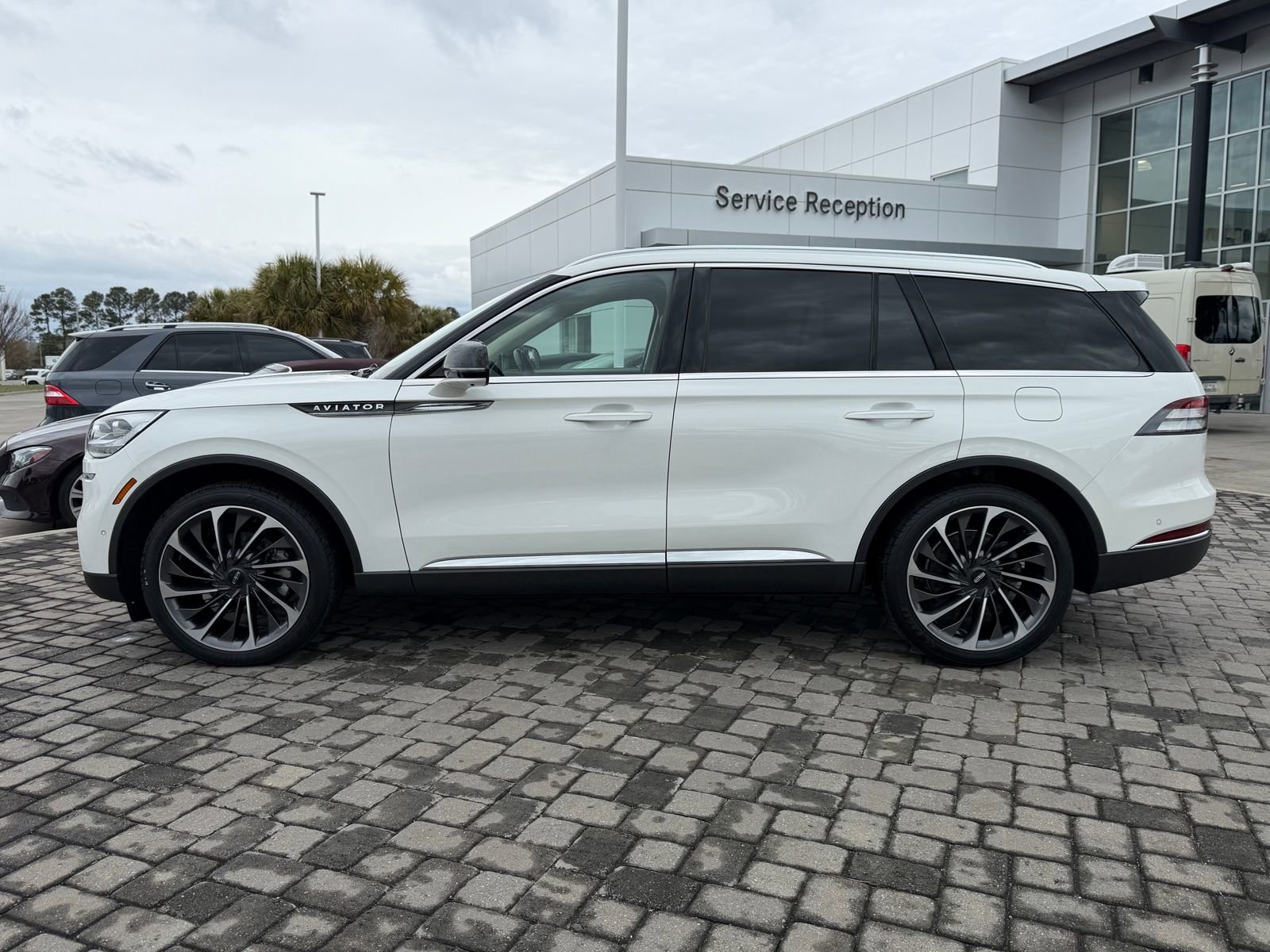 Used 2023 Lincoln Aviator Reserve w/ Equipment Group 201A image 12