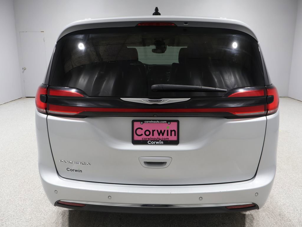 Used 2023 Chrysler Pacifica Touring-L image 3