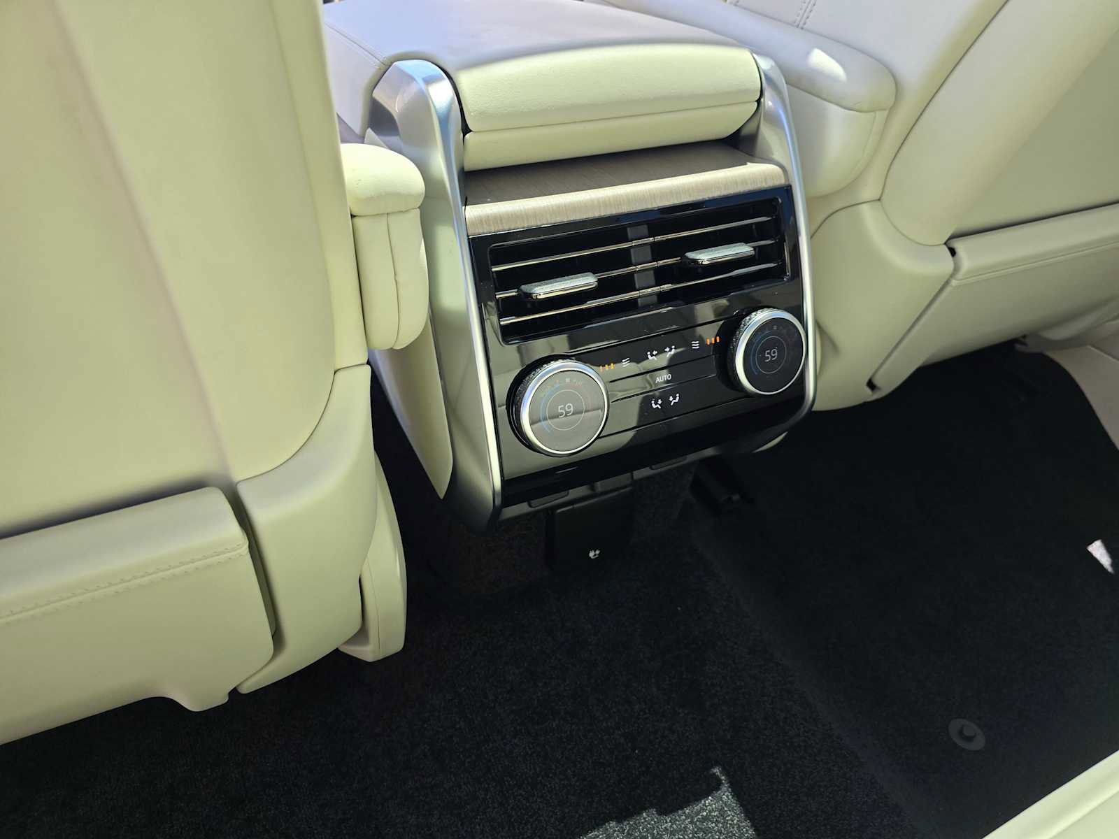 New 2025 Land Rover Range Rover SE image 22