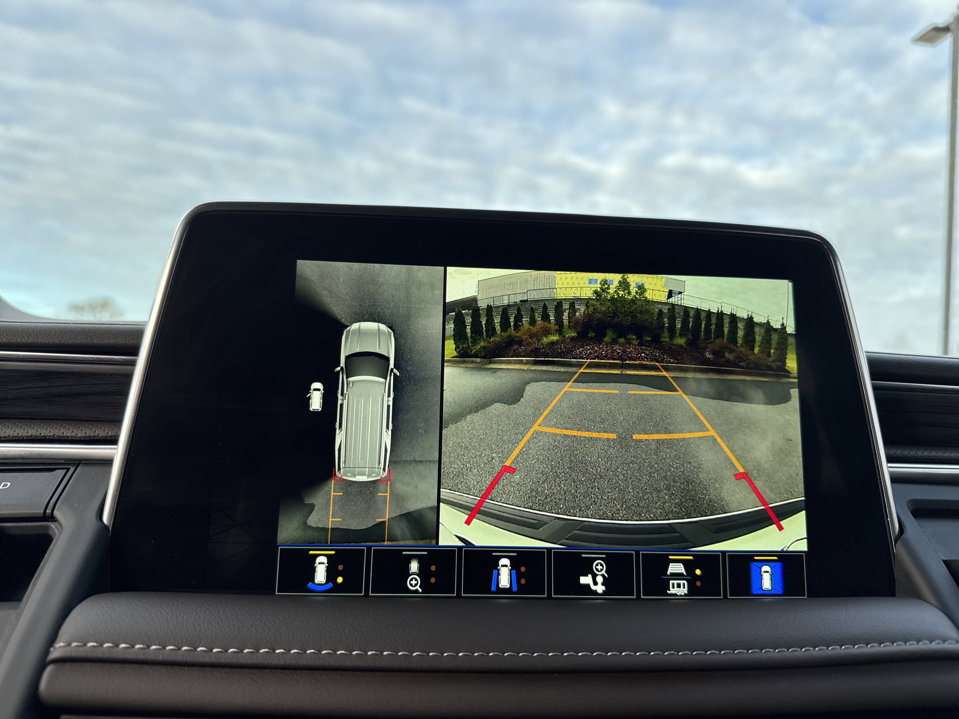 Used 2024 GMC Yukon XL SLT w/ SLT Luxury Package image 26