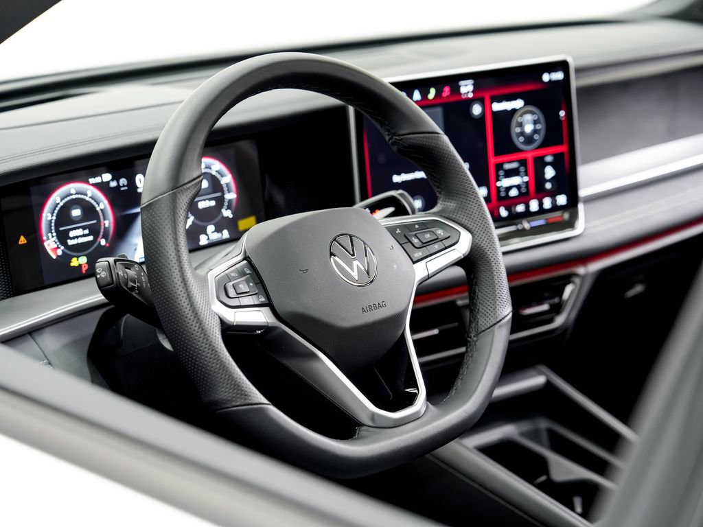 Used 2025 Volkswagen Tiguan SE R-Line AWD/4WD image 9