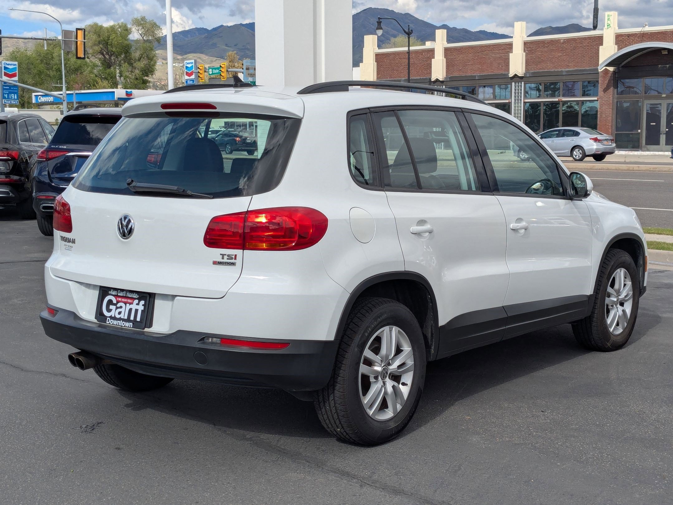 Used 2017 Volkswagen Tiguan S image 3