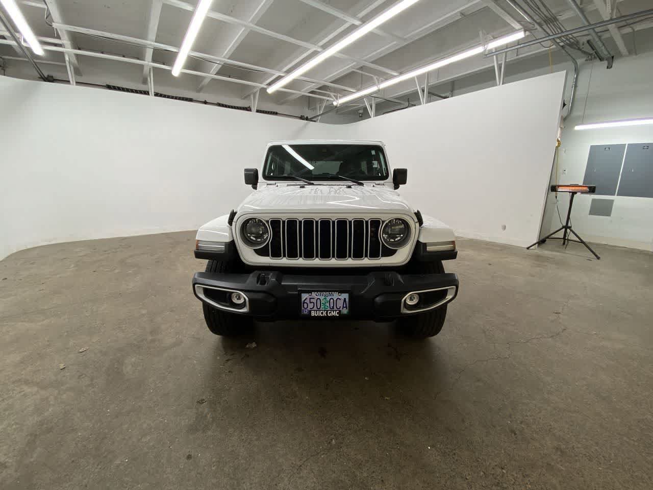 Used 2025 Jeep Wrangler Unlimited Sahara AWD/4WD image 9