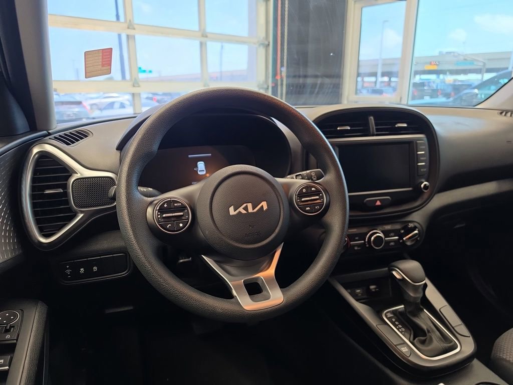Used 2025 Kia Soul LX image 18