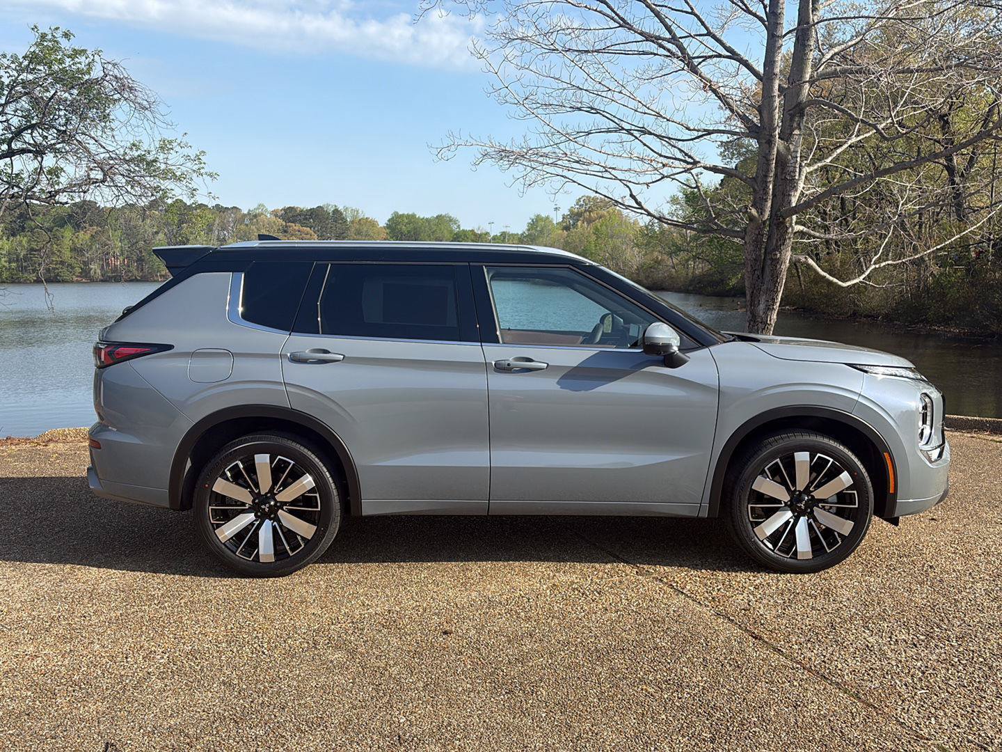 New 2026 Mitsubishi Outlander SEL FWD image 3