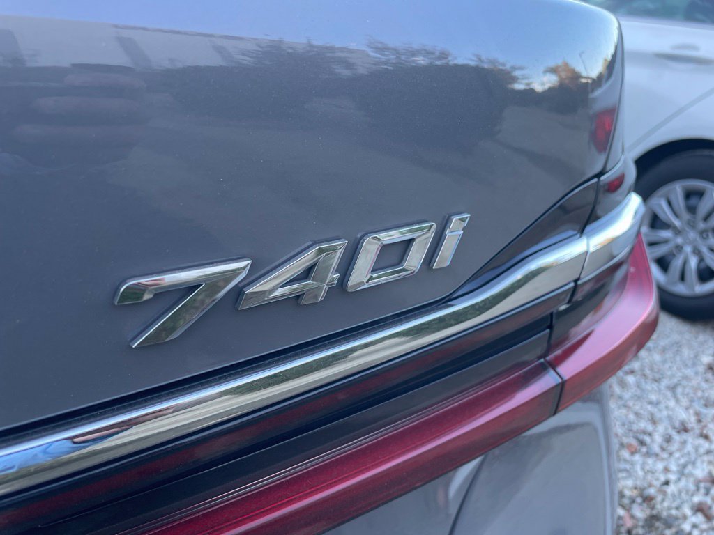 Used 2022 BMW 740i RWD image 7