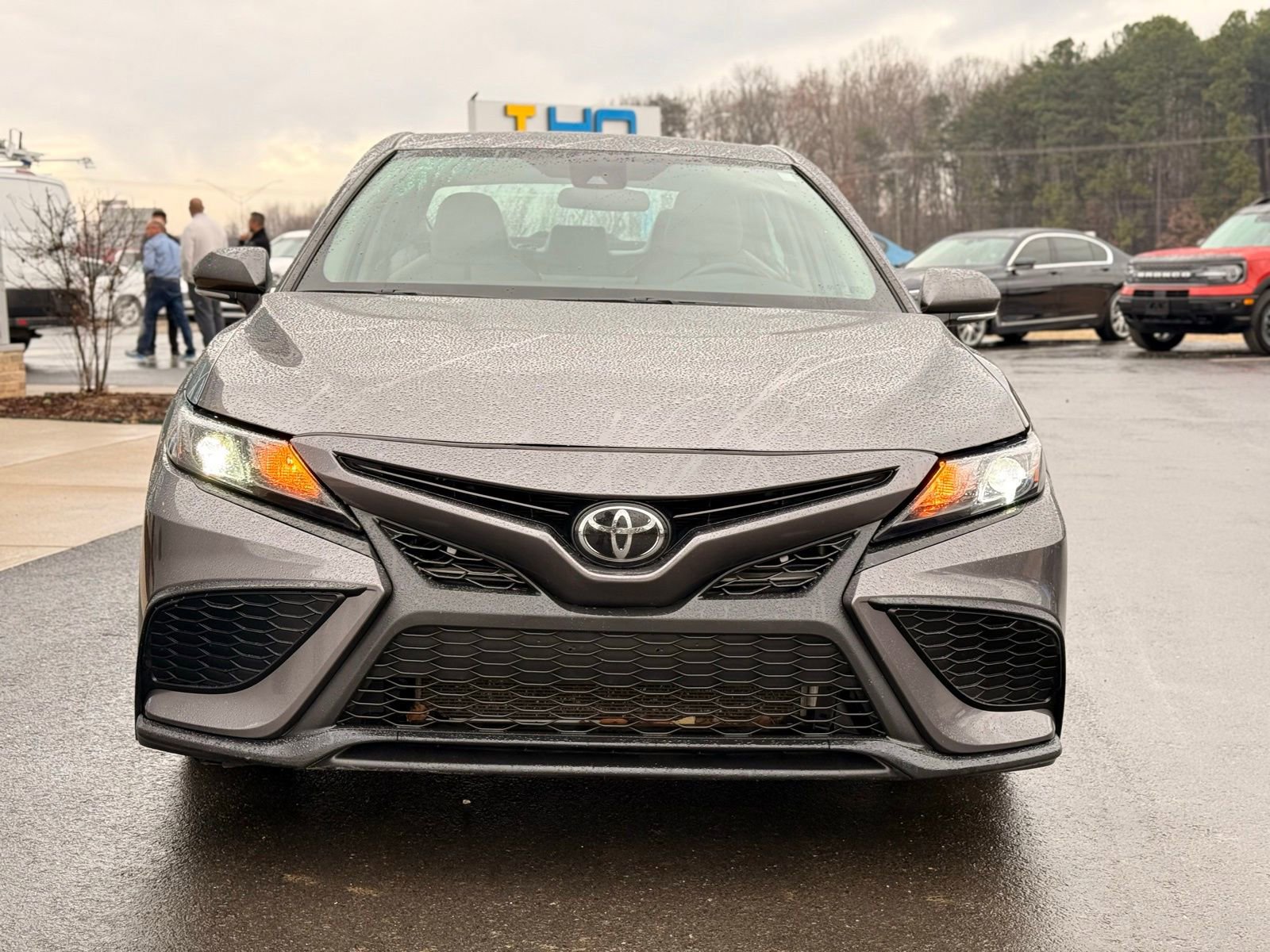 Used 2022 Toyota Camry SE image 3