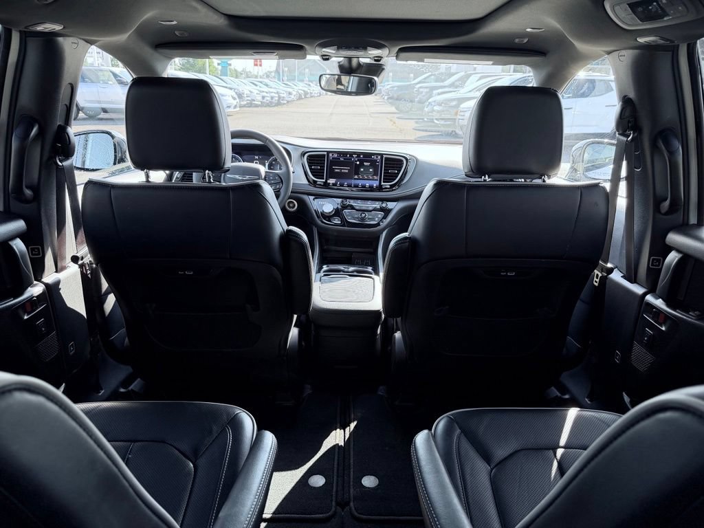 Used 2025 Chrysler Pacifica Limited FWD image 30