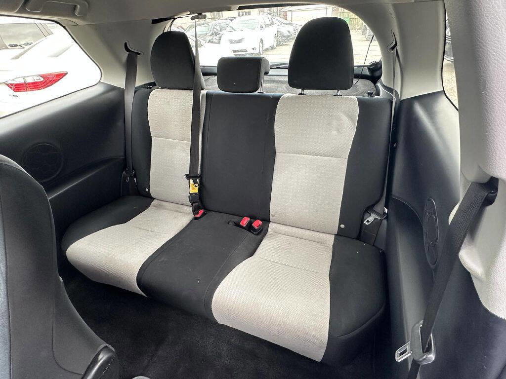 Used 2012 Toyota Yaris L image 18