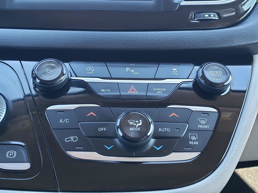 Used 2018 Chrysler Pacifica Touring-L FWD image 19