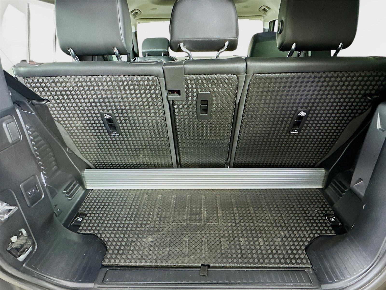 Used 2021 Land Rover Defender 90 First Edition image 37