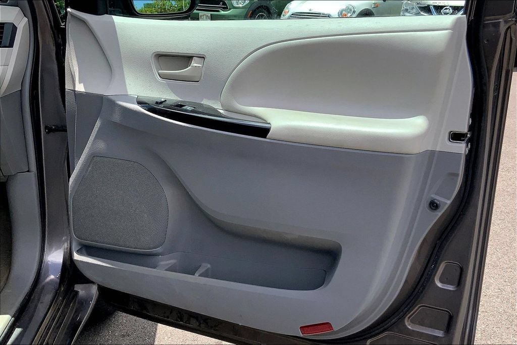 Used 2014 Toyota Sienna LE FWD image 21