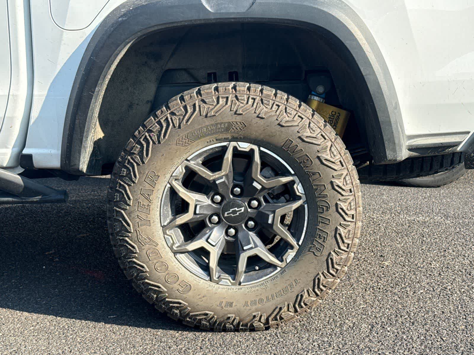 Used 2025 Chevrolet Colorado ZR2 w/ Technology Package AWD/4WD image 11