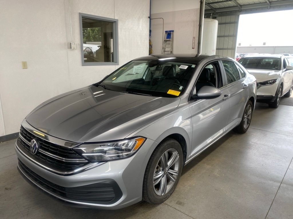 Used 2024 Volkswagen Jetta SE FWD image 2