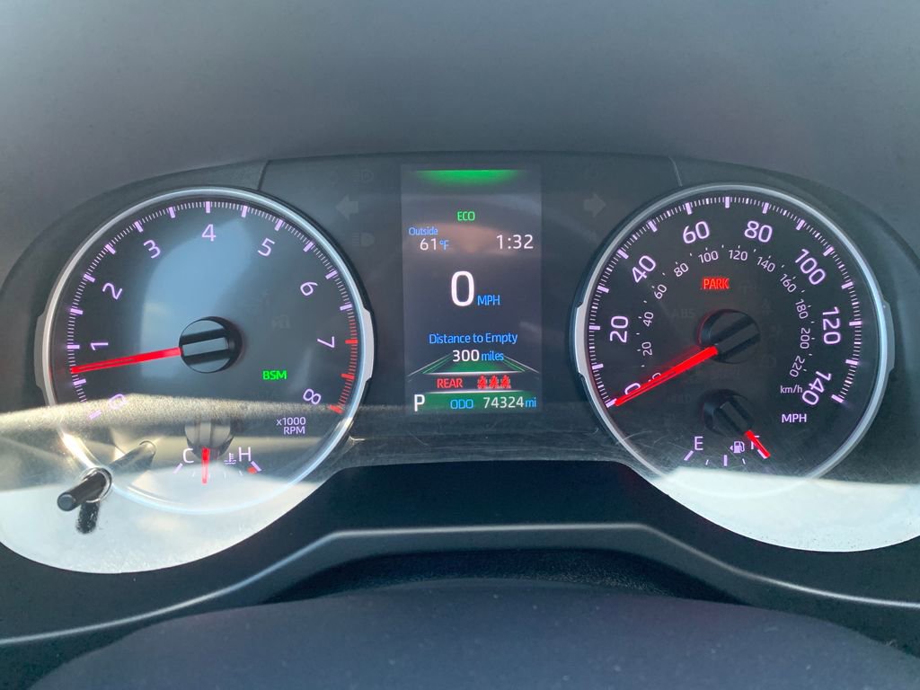 Used 2021 Toyota RAV4 XLE Premium image 18