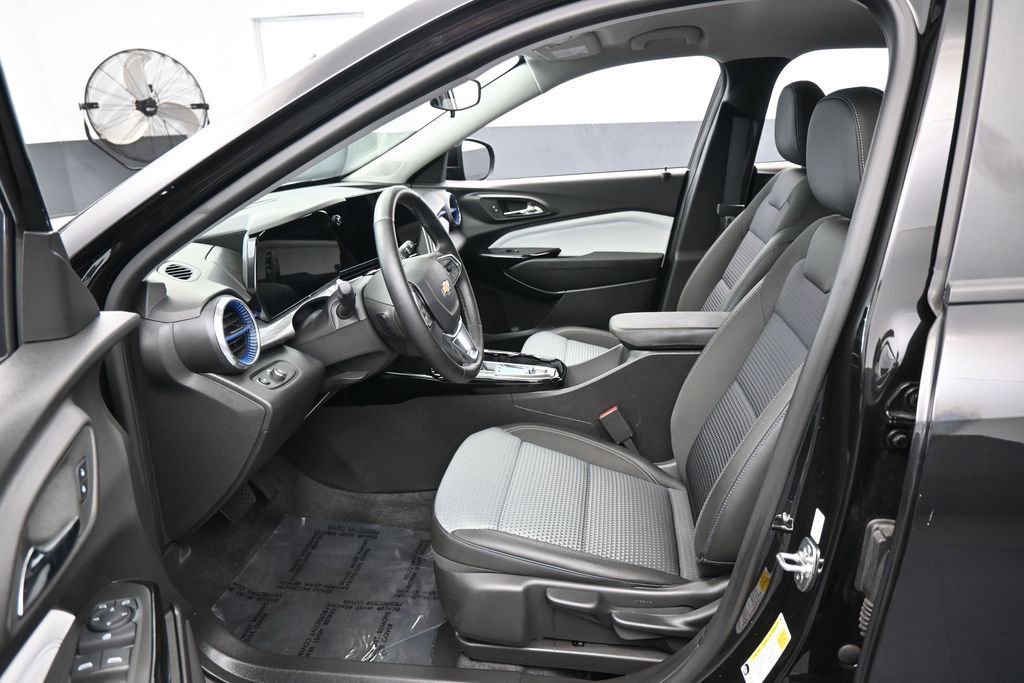 Used 2025 Chevrolet Trax LT w/ Driver Confidence Package FWD image 11