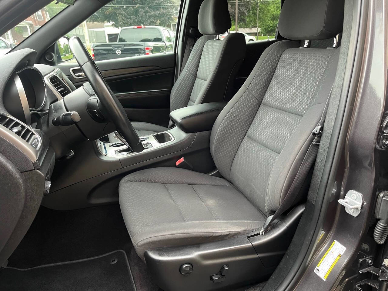 Used 2019 Jeep Grand Cherokee Laredo image 9