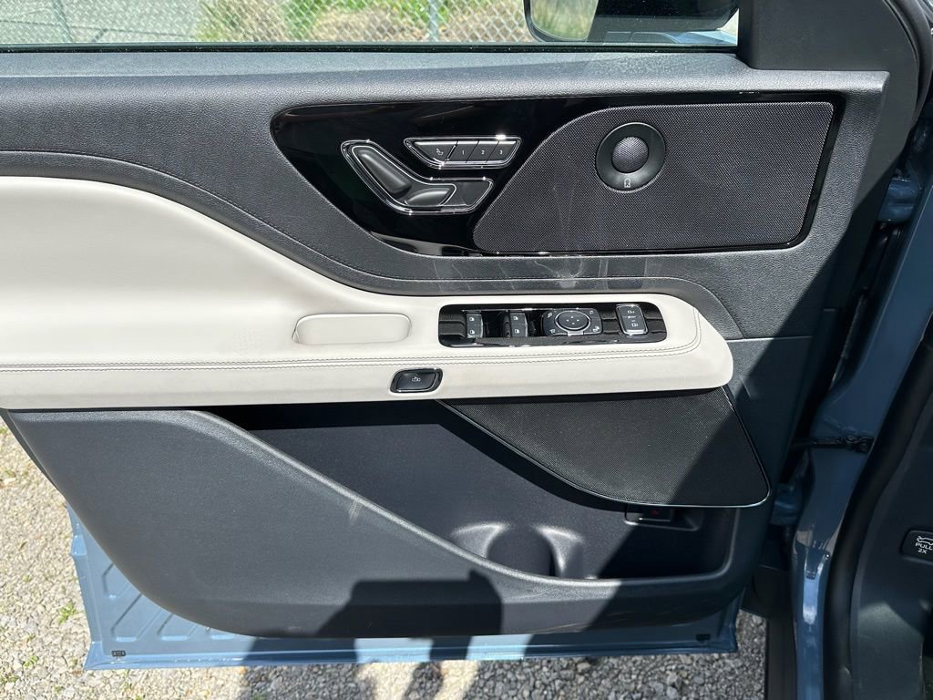 New 2026 Lincoln Aviator AWD image 19