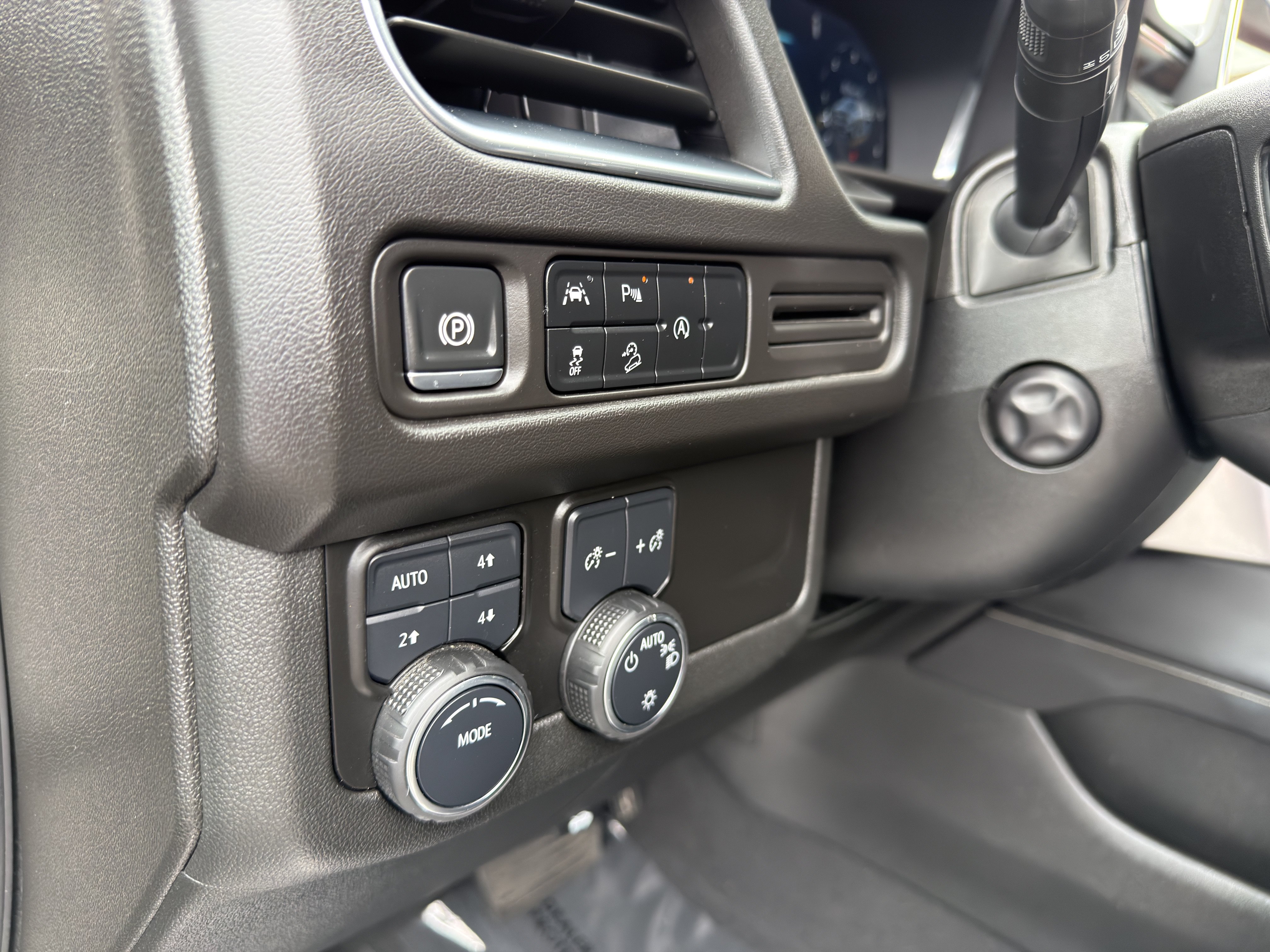 Used 2024 Chevrolet Suburban Premier AWD/4WD image 28