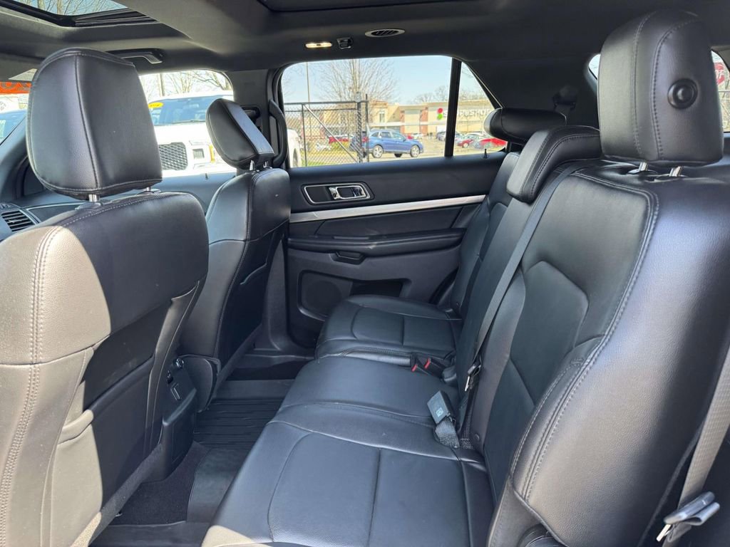 Used 2018 Ford Explorer XLT w/ Equipment Group 202A AWD/4WD image 9