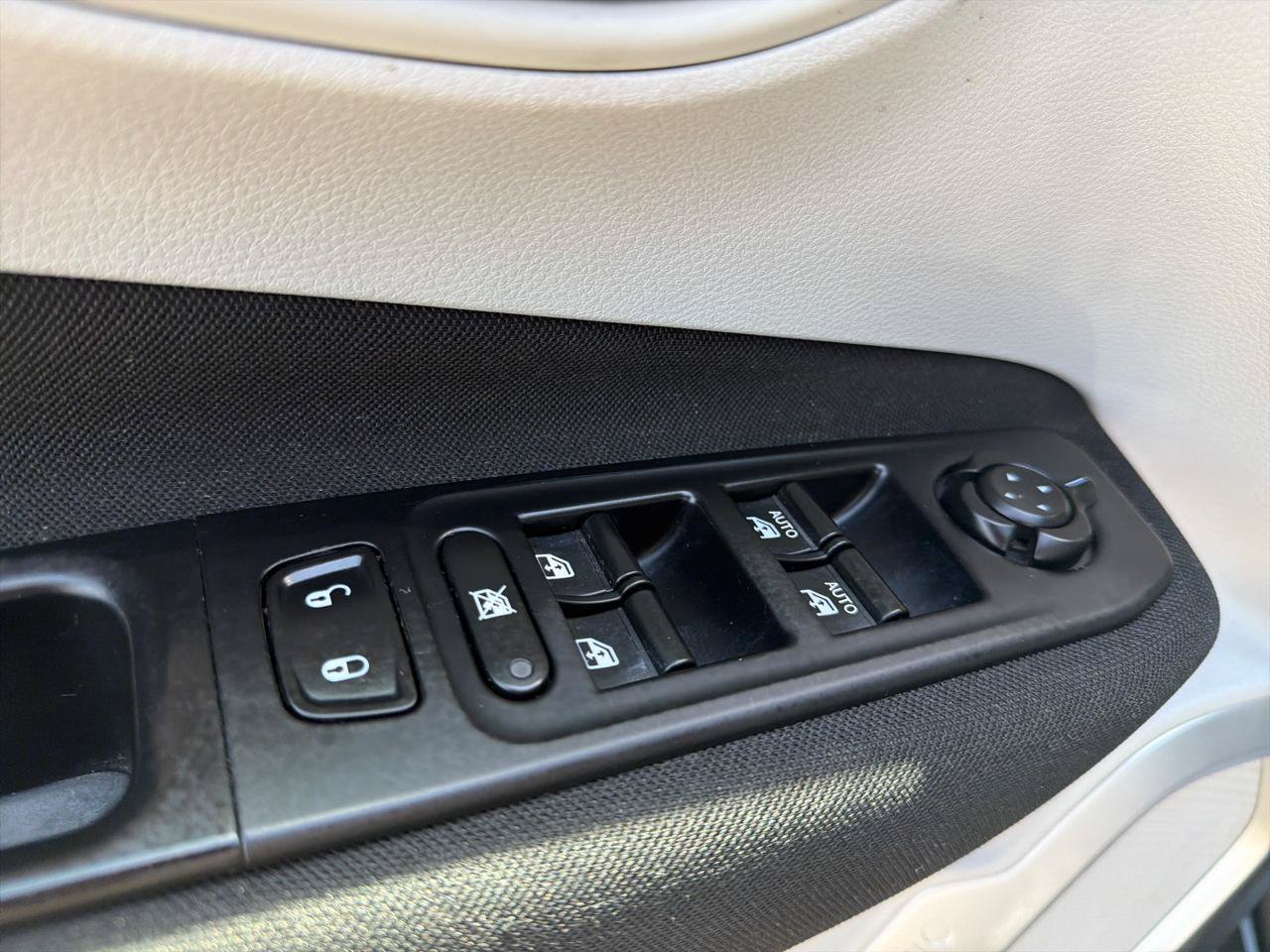 Used 2018 Jeep Renegade Latitude w/ Safety & Security Group AWD/4WD image 15