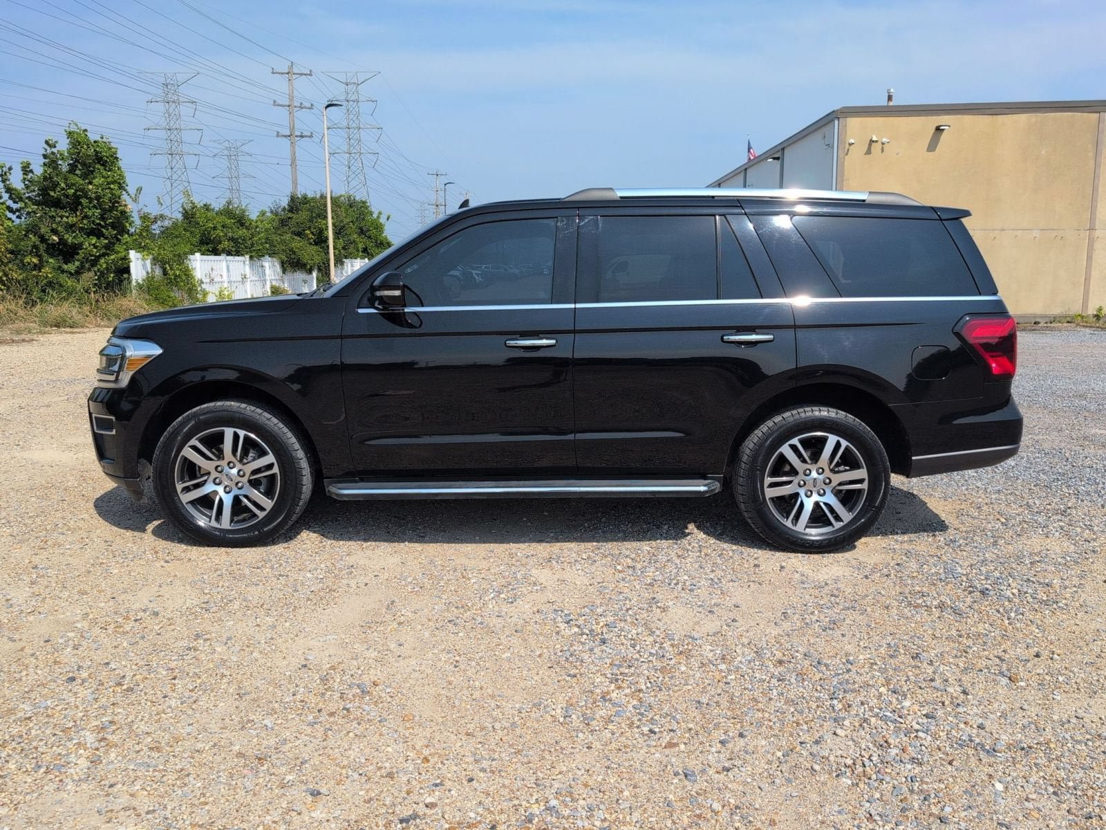 Used 2023 Ford Expedition Limited AWD/4WD image 2