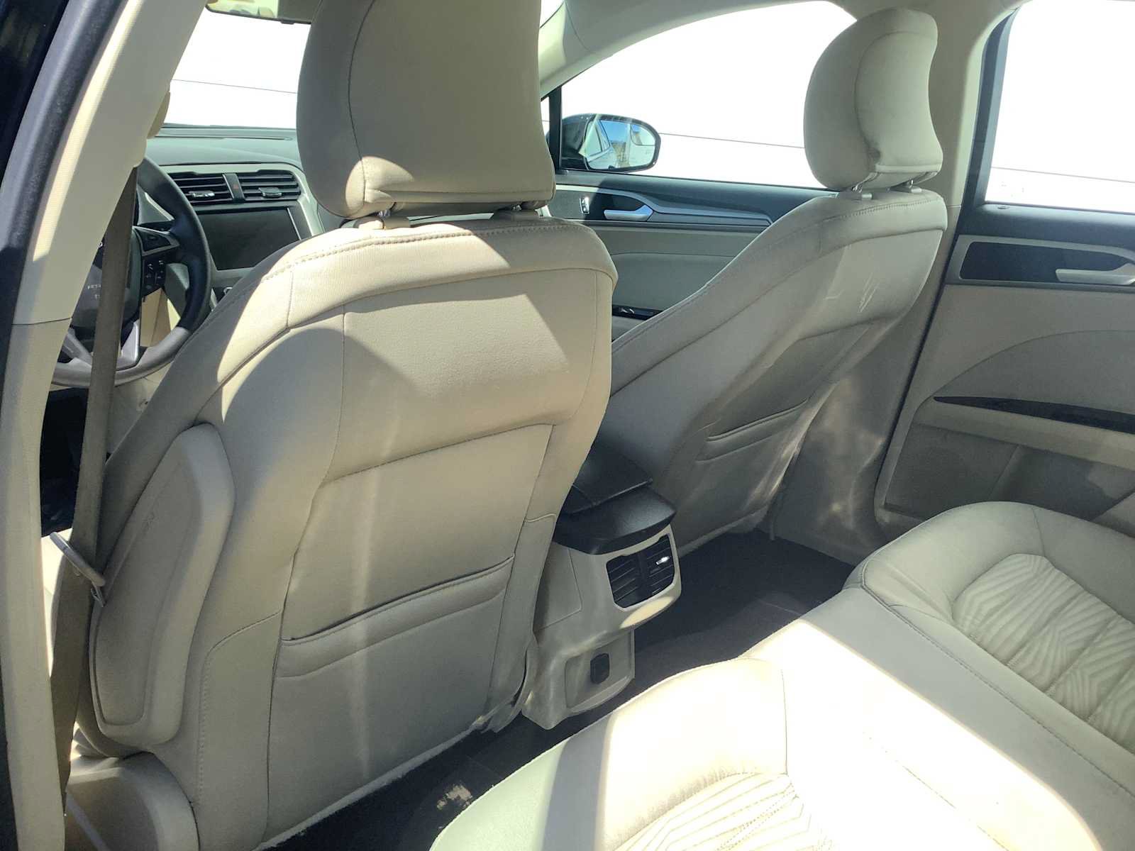 Used 2016 Ford Fusion SE FWD image 12